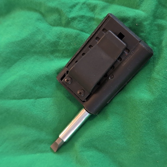 Belkin Pocket Screwdriver with Set of 6 magnetic bits in hard Clip-on Case Grey - Picture 4 of 4